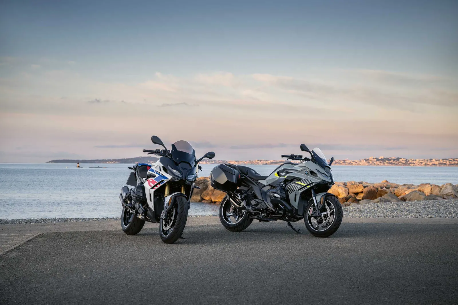 BMW R 1300 RS, seitliche Studioansicht