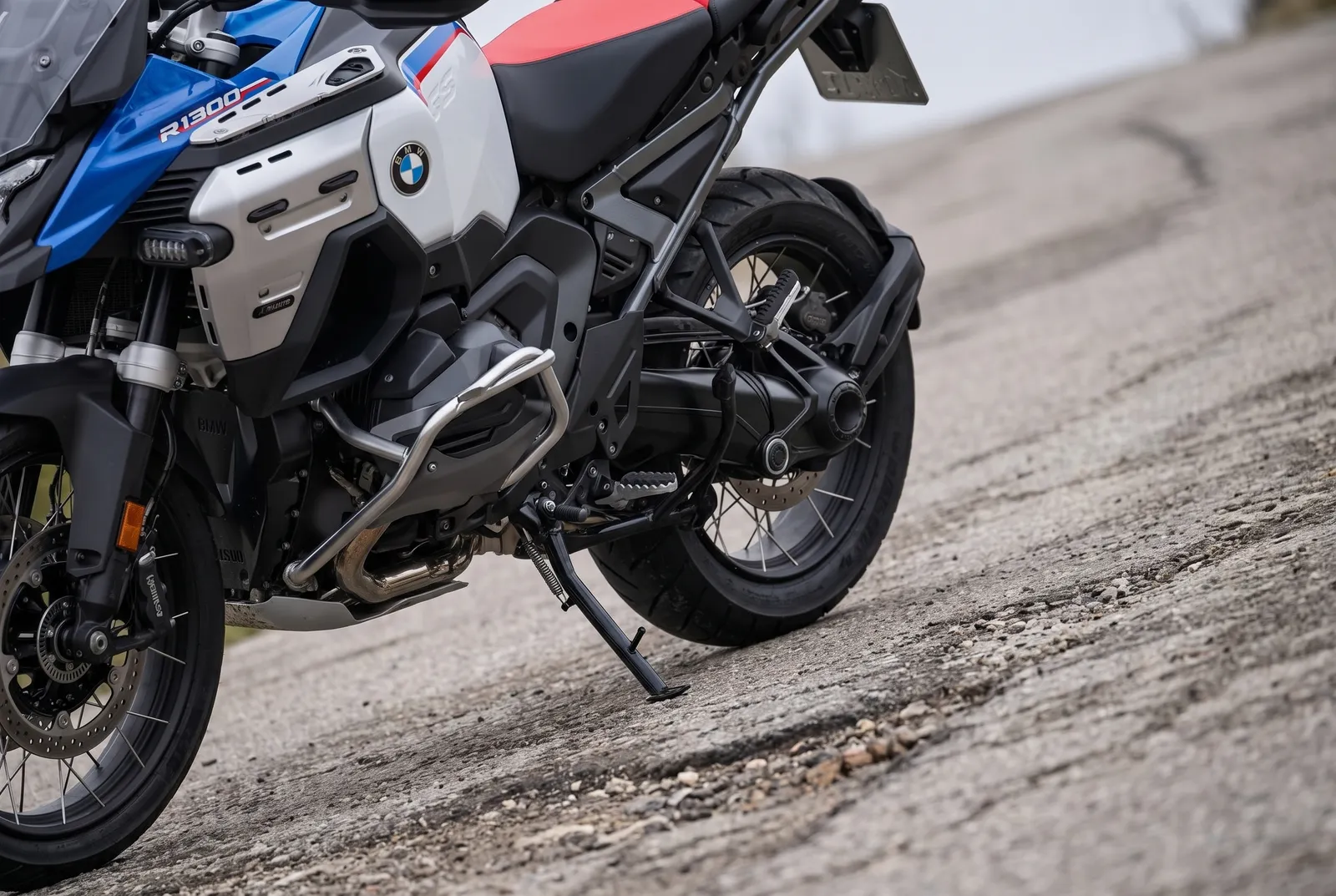 Im GS-Forum berichten Fahrer der R 1300 GS Adventure von einem auffällig kurzen Seitenständer, der das Moped extrem schräg stehen lässt. Was dahintersteckt und welche Lösungsansätze es gibt.