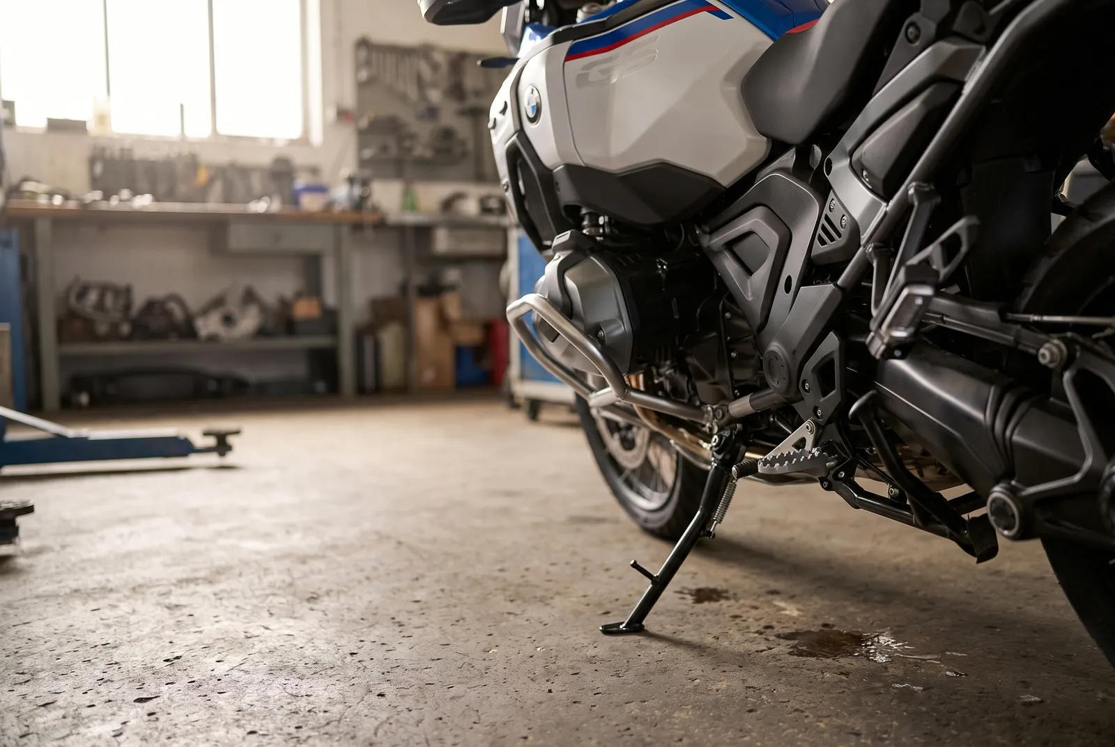 Ein GS-Fahrer will seine bewährten Wunderlich-Ergo-Comfort-Fußrasten von der R 1250 auf die neue R 1300 GS Adventure übernehmen und fragt sich, ob Excenterstift und verstellbarer Schalthebel dafür noch nötig sind.